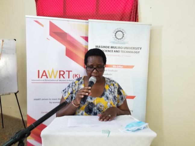 La directora de IAWRT-K Josephine Karani durante una conferencia
